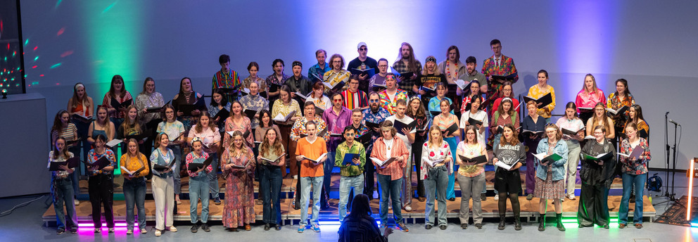 bunter Unichor beim 70ger Jahre Konzert im Audimax